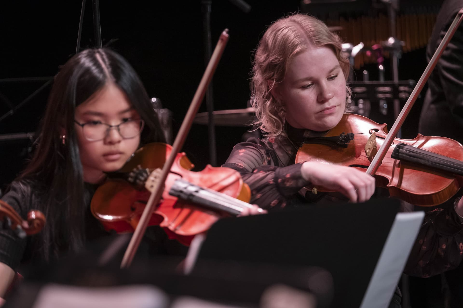 To piger spiller violin til Gallakoncert i Taastrup Teater og Musikhus