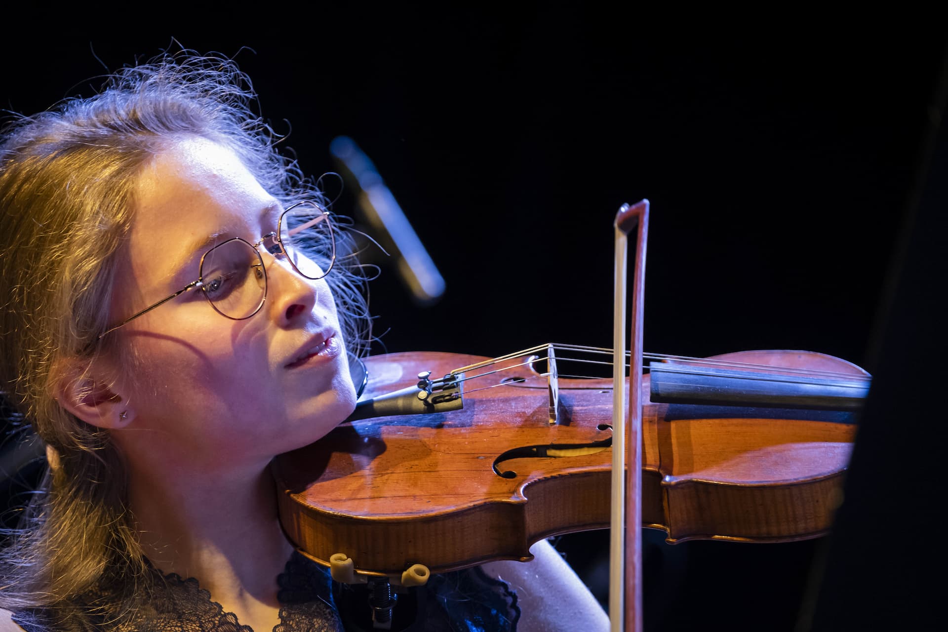 En kvindelig talentelev spiller passioneret violin til Gallakoncert