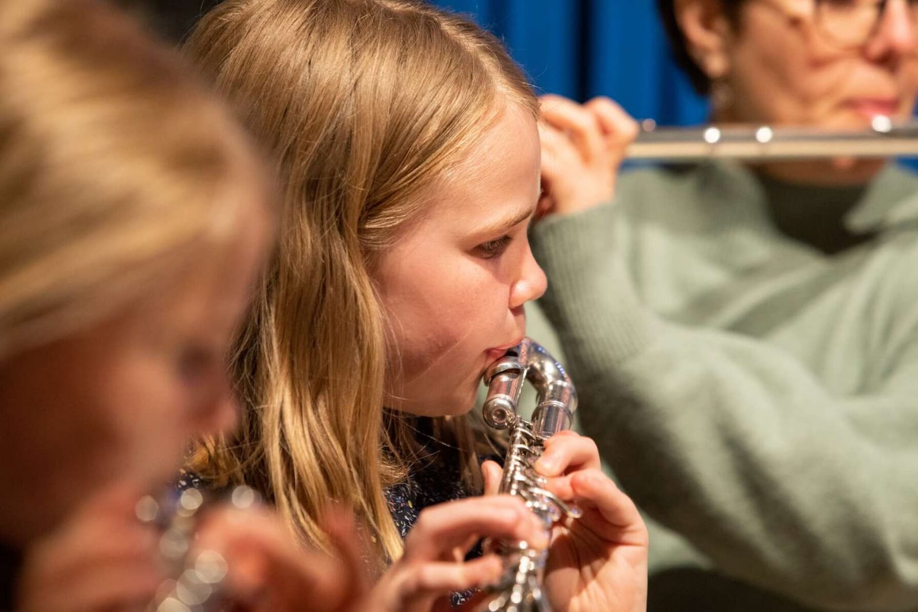 Lille musikskoleelev spiller tværfløjte